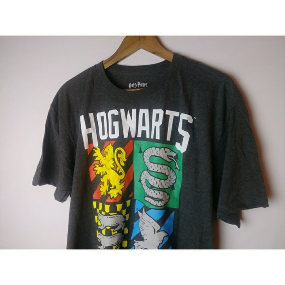 Harry Potter Hogwarts Crest Gray S/S T-Shirt - Picture 3 of 8